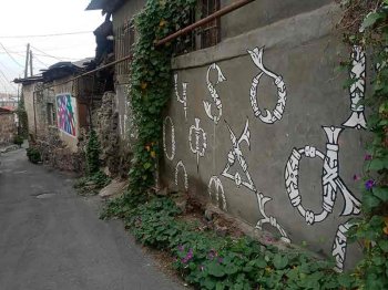 El barrio Kond ennoblecido por un festival del arte urbano. Las letras armenias.