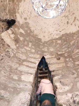Escalera que lleva a la mazmorra donde estuvo prisionero san Gregorio el Iluminador
