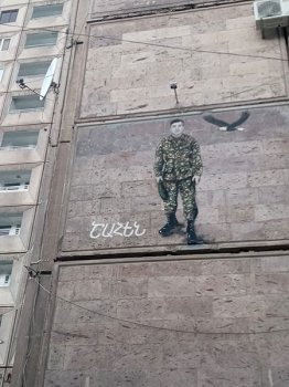 Retrato de un soldado en el edificio