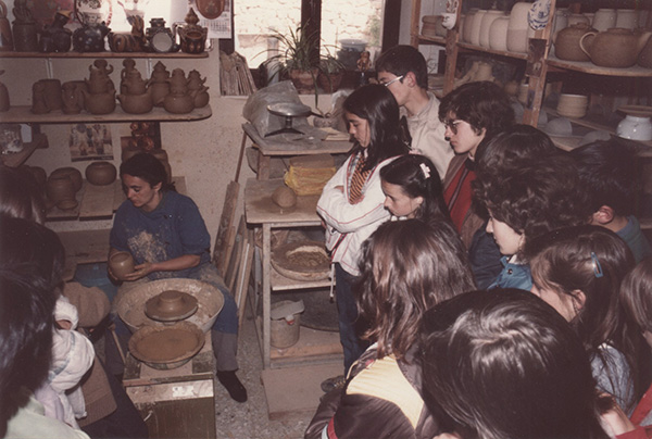 María De Hijas al torno y un grupo de jóvenes visitantes