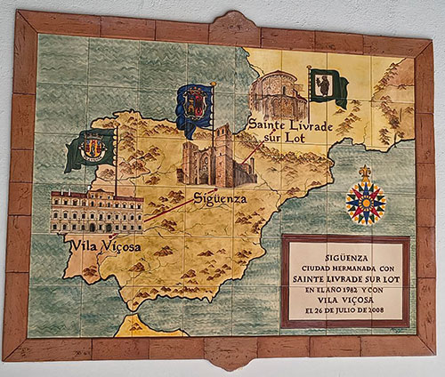 La placa dedicada a las ciudades hermandadas de Sigüenza en el ayuntamiento