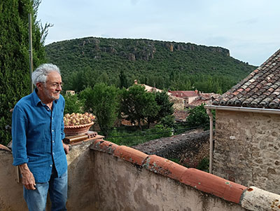 El ceramista Carlos Alonso en la terraza de su casa