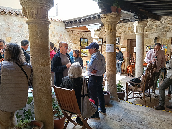 Celebración del Día Mundial del Arte en el patio de un palacete del siglo XVI en Sigüenza